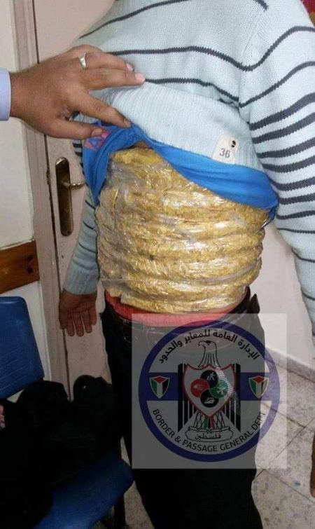 صور لعمليات تهريب الدخان والمعسل على معبر الكرامة بفلسطين، نشرتها هيئة المعابر والحدود اليوم